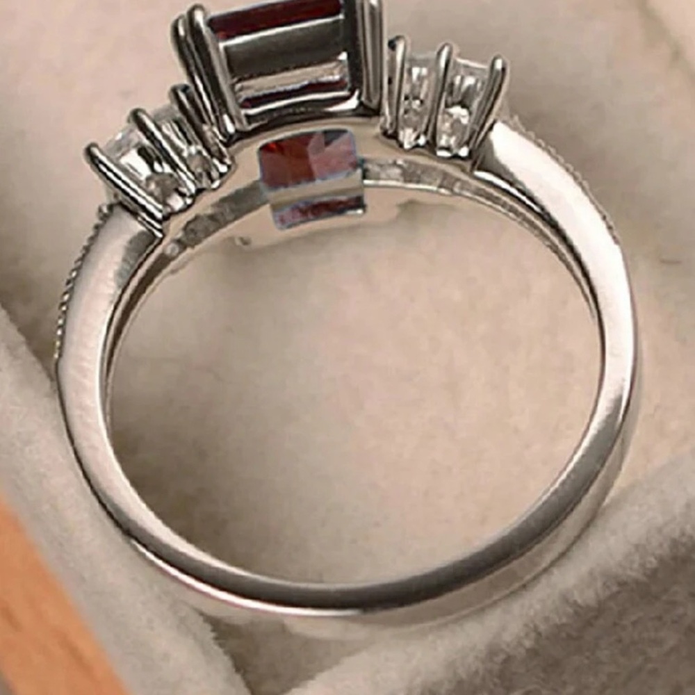 PRINCESS CUT GREEN SAPPHIRE ENGAGMENT RING - Picture 2 of 5